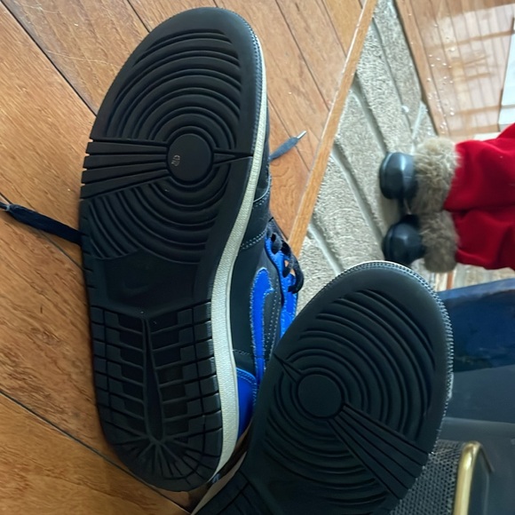 Jordan Mids in pre-owned condition. 
Royal blue and black.
Mens 7.5 - Picture 7 of 8